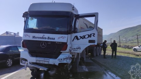 Bakı-Quba yolunda yük və minik avtomobilləri toqquşdu&nbsp;- FOTOLAR