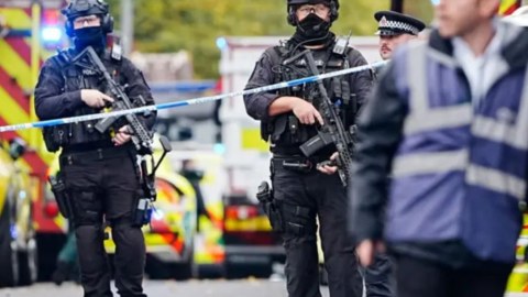 Londonda iki sinaqoqa HÜCUM