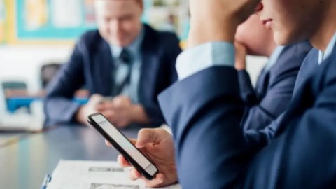 Məktəblərdə mobil telefon qadağası qanuniləşdirilir