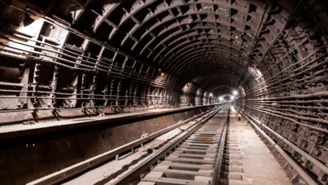 Metro tunelində qalan sərnişinlər evakuasiya olunub - RƏSMİ