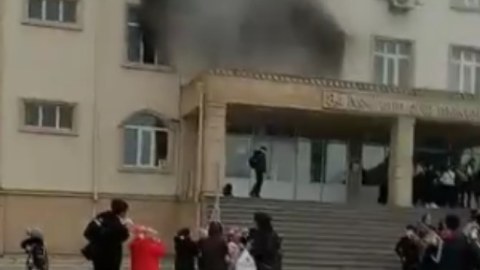 Bakıda məktəb binası yanır - VİDEO