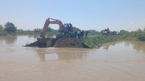 Kürdə suyun səviyyəsi artdı, Qarqar çayında bənd yarıldı - FOTO