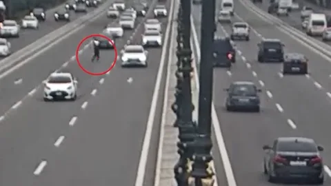 Prospektdə piyadanı maşın vurdu, polis xəstəxanaya apardı