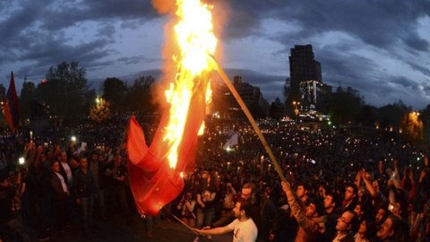 Türkiyə bayrağının yandırılması sülhə təxribatdır - politoloq