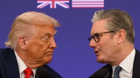 Starmer və Tramp Hörmüzü müzakirə etdilər