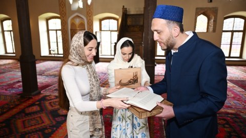 Leyla və Arzu Əliyevalar&nbsp;Xan məscidini ziyarət ediblər
