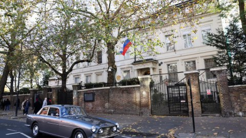 Böyük Britaniya rus diplomatı ölkədən çıxarıb