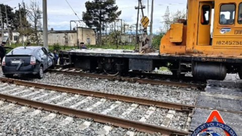 Dəmir yolu keçidində iki avtomobil qatarla toqquşdu