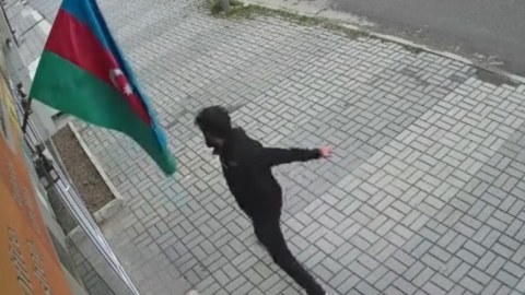 Bayrağa hörmətsizlik edən şəxsi polis saxladı&nbsp;- VİDEO - YENİLƏNİB