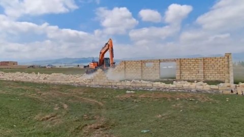 Qanunsuz tikili söküldü