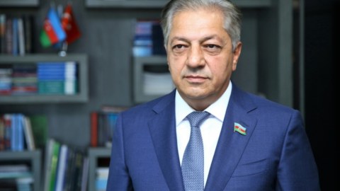Okamponun səs yazıları beynəlxalq siyasətdə mənəvi deqradasiyanı göstərir
