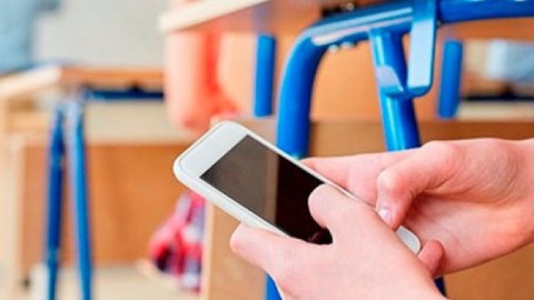 Buraxılış imtahanında bir nəfərdən mobil telefon TUTULDU
