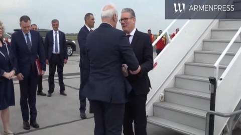 Böyük Britaniyanın Baş naziri Ermənistana GETDİ