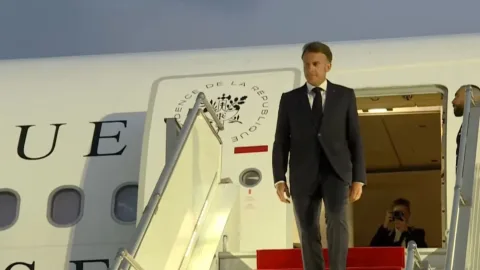 Makron Ermənistandadır