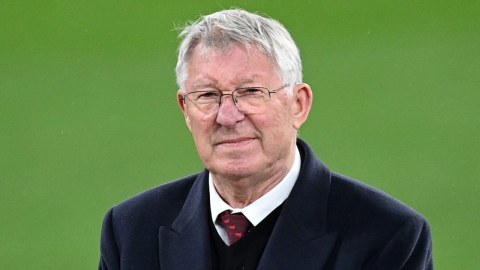 Aleks Fergüson stadiondan xəstəxanaya aparıldı
