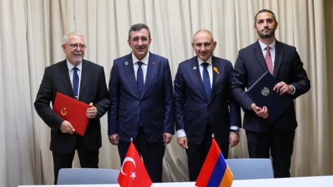 Türkiyə ilə Ermənistan tarixi sənəd imzaladı