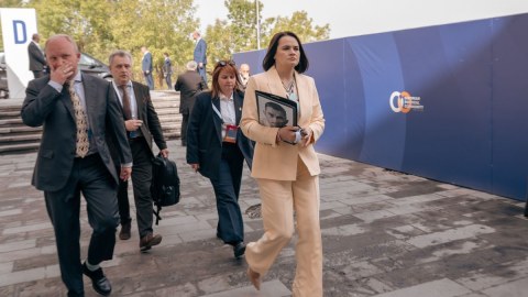 İrəvan Lukaşenkonun rəqibinə qucaq açdı