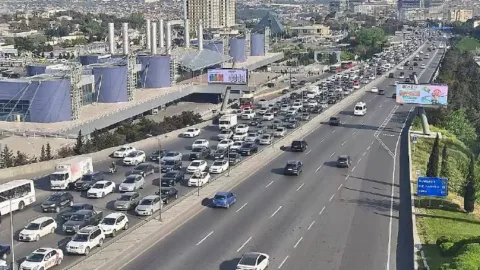 Paytaxtda hərəkət çətinləşdi: tıxac olan yollar