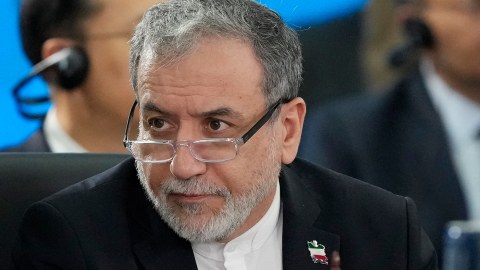 &ldquo;İranlılar heç vaxt baş əymirlər&rdquo; -&nbsp;Araqçı ABŞ-a meydan oxudu
