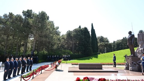 Konstitusiya Məhkəməsinin kollektivi Ulu Öndərin məzarını ziyarət etdi