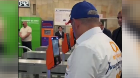 Paşinyan metrodan keçə bilmədi: &ldquo;Bu, tanışlığa görədir?&rdquo; - VİDEO