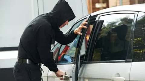 Xırdalanda qapısı açıq qalan maşın qarət olundu