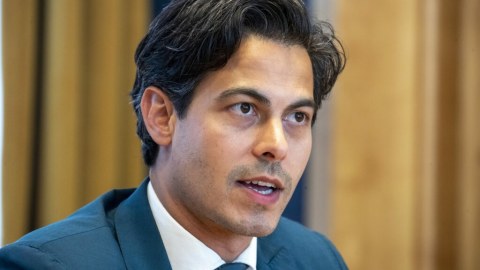 Bu ölkənin baş naziri xəstəxanalıq oldu