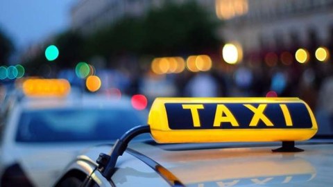 Taksi sürücüsü maşında avtomat gəzdirirmiş, həbs edildi