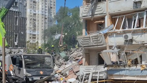 Kiyevə hava zərbəsi nəticəsində yaşayış binası çökdü
