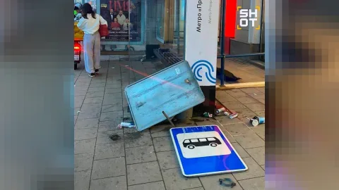 Avtomobil&nbsp;dayanacağa çırpıldı, üç nəfər...