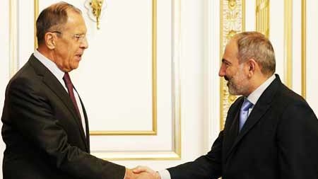Lavrov Paşinyanın qərarını "kədərli" adlandırıb