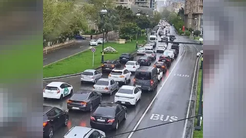 Paytaxtın əsas magistrallarında hərəkət çətinləşdi