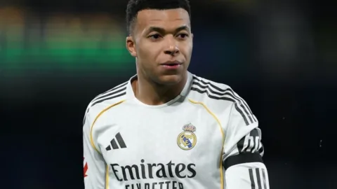 Mbappe "Çelsi"yə keçir? - anası ilə danışıq aparılır