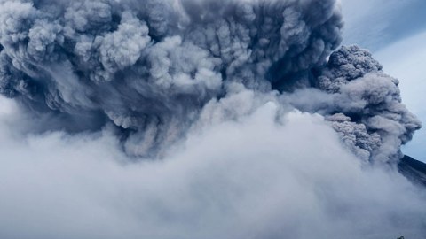 Kamçatkada 4,5 kilometr hündürlükdə vulkan püskürüb