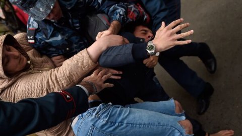Ermənistanda seçki qalmaqalı: 21 nəfər tutuldu