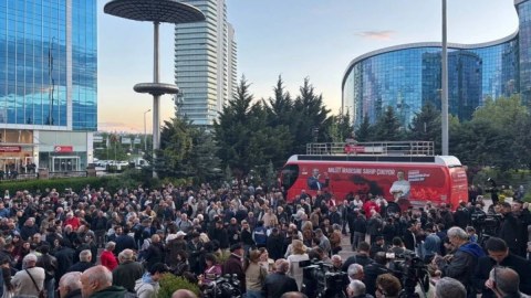 Özgür Özəl CXP-nin qərargah binasından çıxarıldı