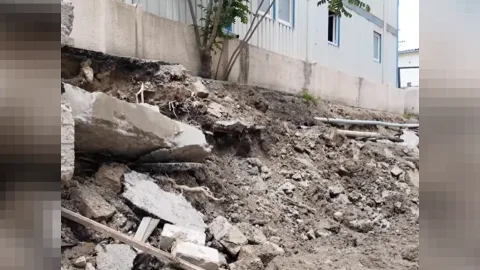 Bakıda divar uçdu, avtomobillər əzildi - VİDEO