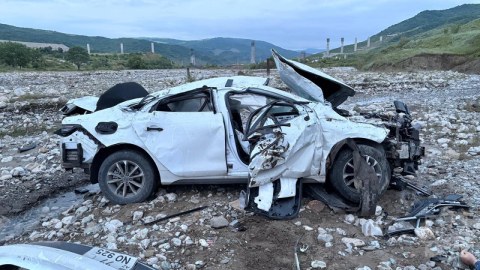 Ağsuda dəhşətli qəza - yoldan çıxan avtomobil çaya düşdü
