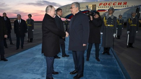 Putin 9 nazirlə birlikdə Qazaxıstana gedir