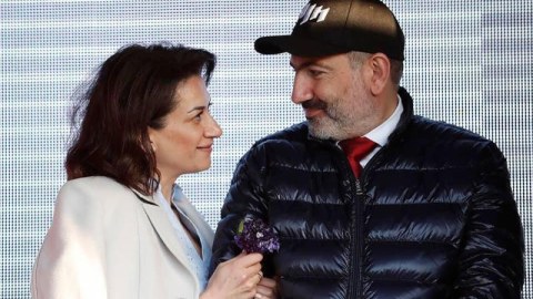Anna Akoyan Paşinyanla bağlı qərarını verdi
