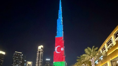 Dünyanın ən hündür göydələni Azərbaycan Bayrağında