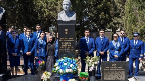 AZAL heyəti Milli Qəhrəman Hökumə Əliyevanın məzarında&nbsp;- FOTOLAR