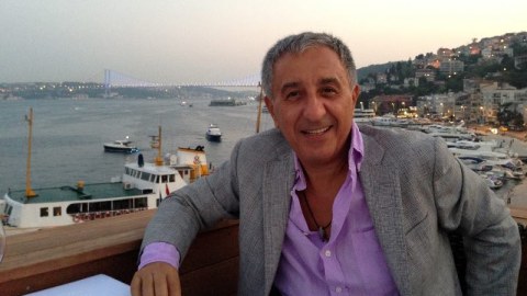 Gələcək insanı gözləmədən gəlir