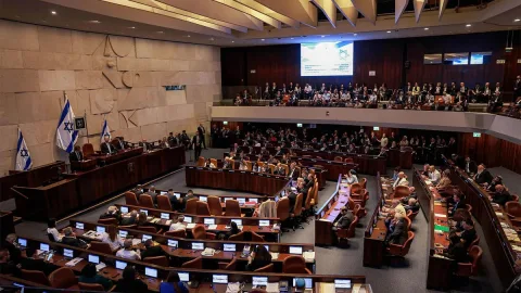 İsrail parlamenti özünü buraxır
