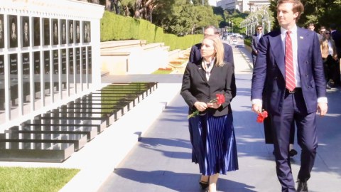 ABŞ Dövlət katibinin köməkçisi Şəhidlər xiyabanını ziyarət etdi