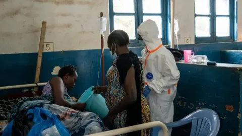 Ebola dünyaya yayılır - Afrika sərhədlərini keçdi