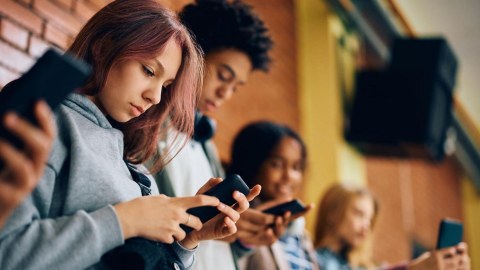 Məktəblərdə telefon və ağıllı saatlar qadağan ediləcək