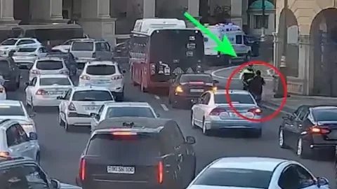 Yol polisi skuterçini qəzadan xilas etdi&nbsp;- VİDEO
