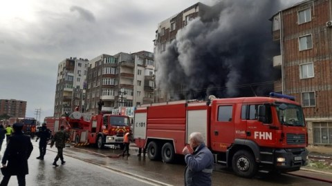 Bakıda yaşayış binasında yanğın - VİDEO