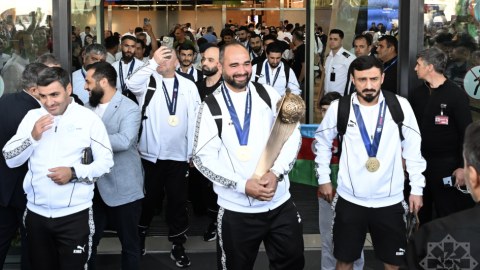 Avropa çempionu olan Azərbaycan millisi Vətənə qayıdıb